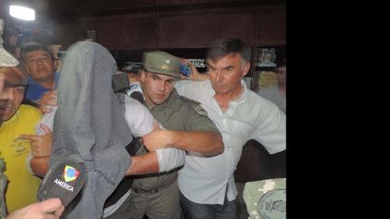 Télam 19/04/2016 Posadas Jorge Chueco, el abogado ligado a Lázaro Báez, quien fuera capturado esta tarde en la ciudad paraguaya de Encarnación, lo llevan detenido al Escuadrón 50 de Gendarmería Nacional de Posadas, donde permanecerá detenido a la espera de ser trasladado a Buenos Aires. Foto: centenaro/cf