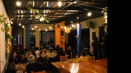 Casa Abierta queda en Pellegrini y Sáenz, y también ofrecen shows culturales.
