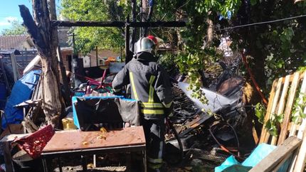 Los bomberos controlaron el incendio sin problemas. Los bomberos controlaron el incendio sin problemas.