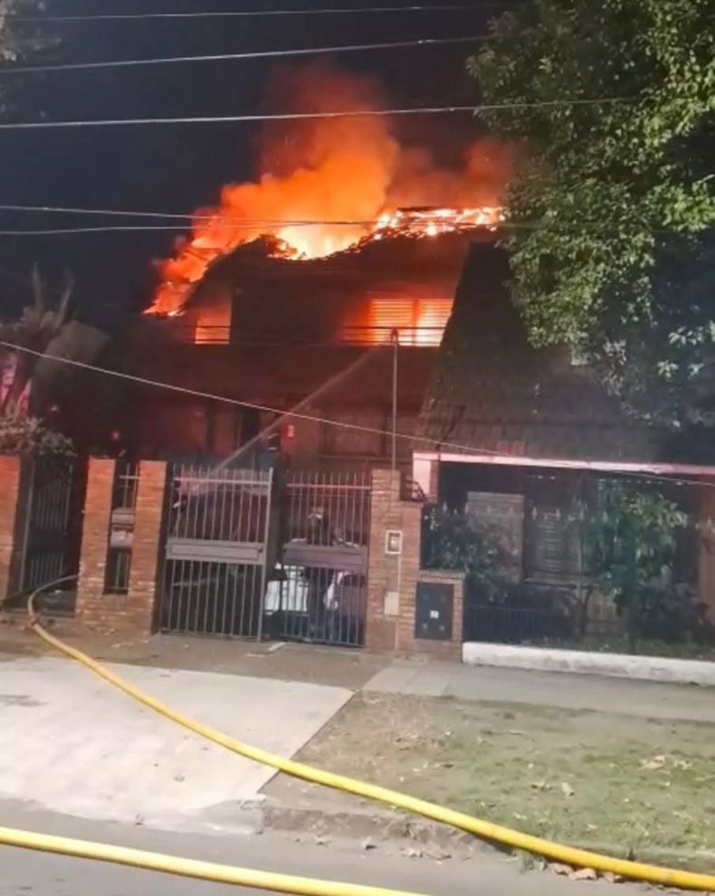 Parte de la vivienda quedó destruida por el incendio.