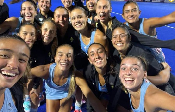 Las chicas, felices por el primer triunfo.