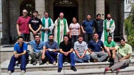 Los seminaristas junto al obispo monseñor Jorge Lugones.