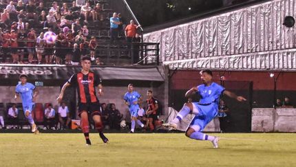 Luis López metió un gol para la historia del Gasolero. Luis López metió un gol para la historia del Gasolero.