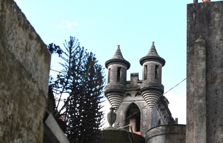 El castillo asoma en el horizonte lomense.