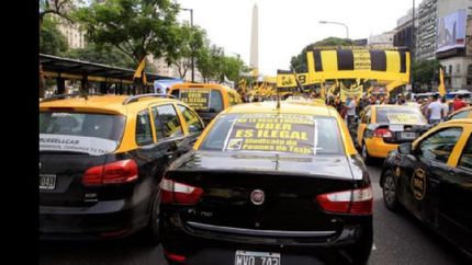 marcharon para que el gobierno tome medidas contra las dos empresas.