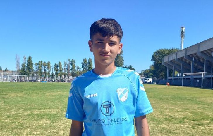 Luciano Gorosito, autor de un golazo impresionante en el partido de Octava División.