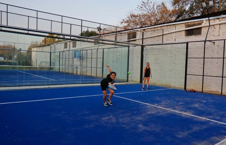 Pueden jugar singles o dobles de forma gratuita.