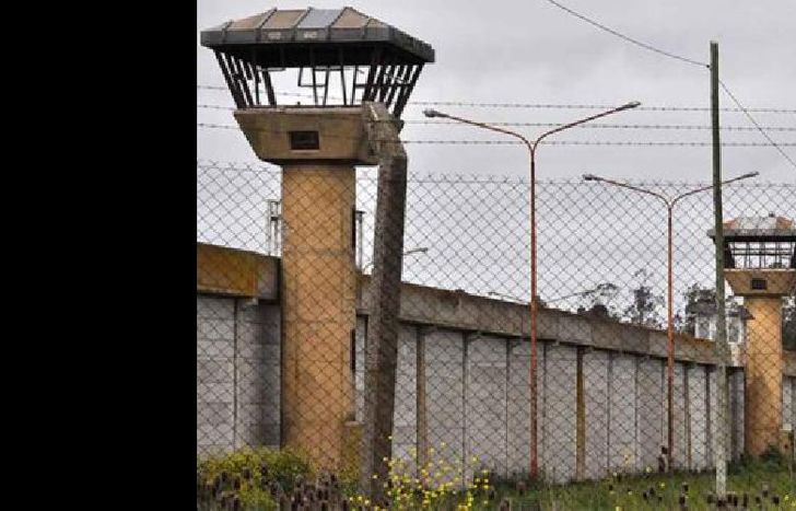 al acusado llega al juicio detenido en la cárcel de batán.