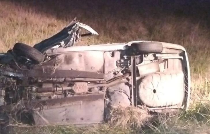 Así quedó el auto en el que iban los lomenses.