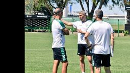 Crespo, acompañado por sus ayudantes, analizan posibilidades.