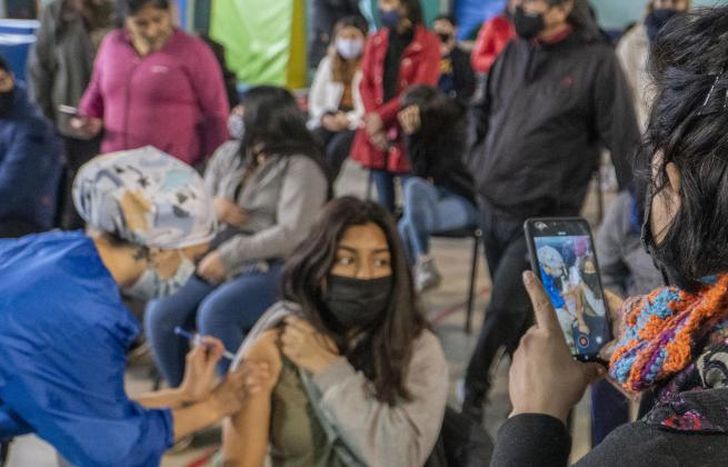 Mientras, avanza el plan de vacunación a niños y adolescentes.