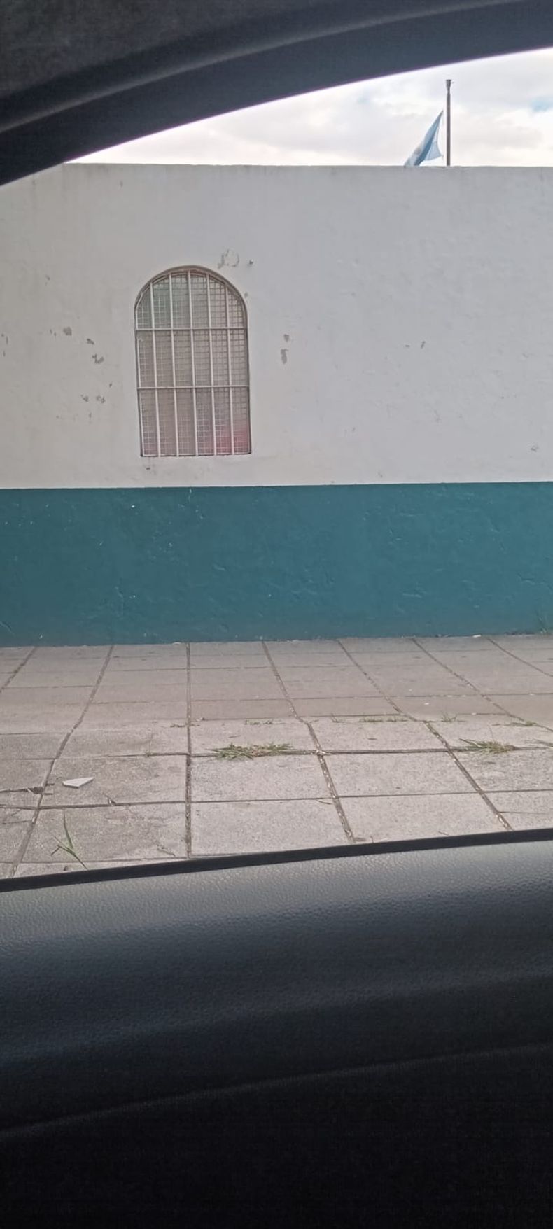 Los cerramientos en la ventana, otra obra realizada por la institución banfileña.