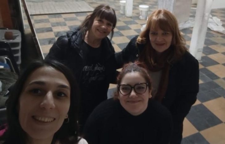 El grupo de diez voluntarias realiza el trabajo a pulmón.