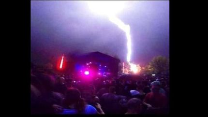 cae un rayo en una fiesta electronica y rompe una parte del escenario