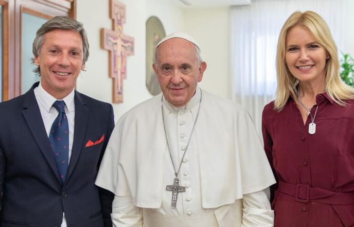 Valeria Mazza y su esposo, con el papa Francisco.