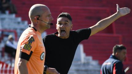 Leonardo Lemos se queja del gol anulado al Milrayitas.