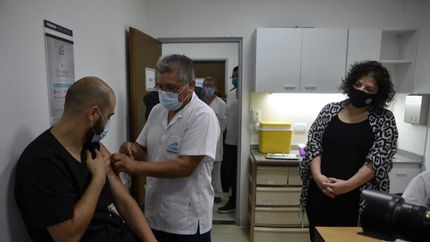 Carla Vizzotti supervisando un operativo de vacunación.