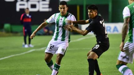 Coronel en una de las acciones ofensivas de Banfield.