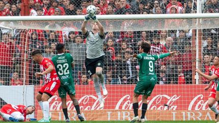 Cambeses tapó todas las pelotas que llegaron a su arco.