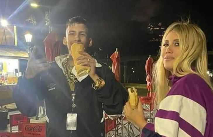 L-Gante y Wanda, comiendo un chori.