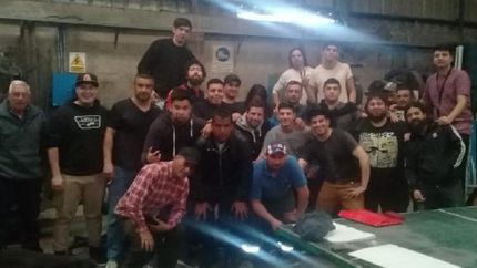 Los trabajadores siguen organizados para salir adelante.