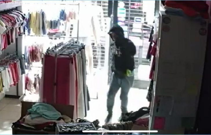 Durante el ingreso a un local.