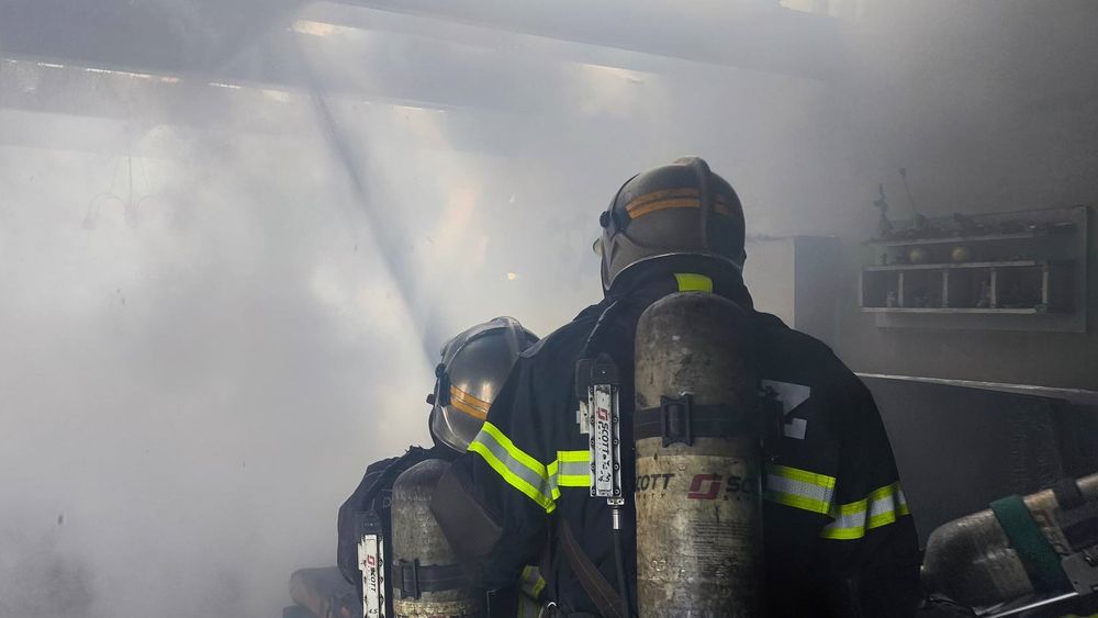 Los Bomberos de Lomas combatiendo el incendio. Los Bomberos de Lomas combatiendo el incendio.