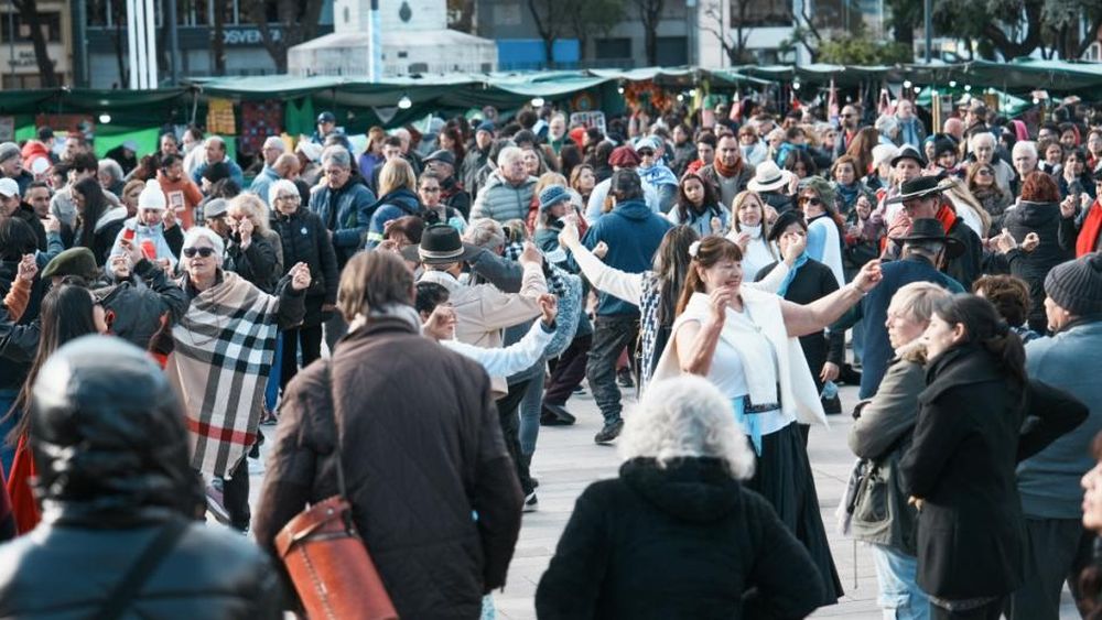 Se viene otro gran festejo popular en la plaza de Lomas.