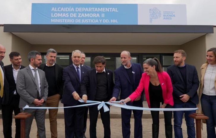 El corte de cintas inaugural.
