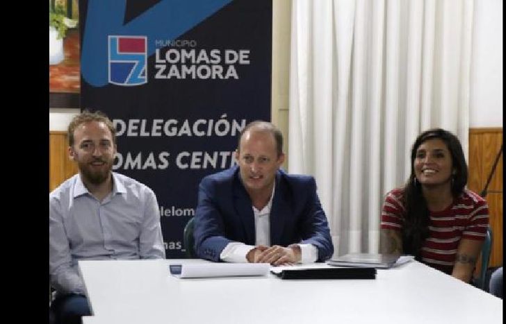 Junto a comerciantes y vecinos.