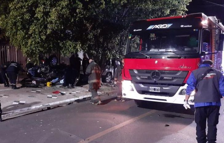 El auto terminó volcado sobre la vereda tras el choque.