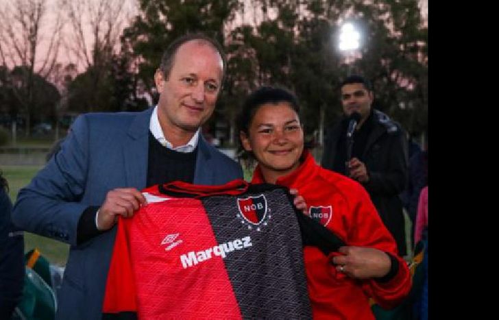 la entrega se realizó en la cancha de hockey del parque.