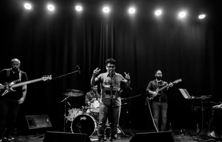 La banda recorre las canciones de Spinetta.