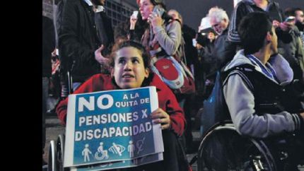 el gobierno vuelve a amenazar con suspender pensiones por discapacidad
