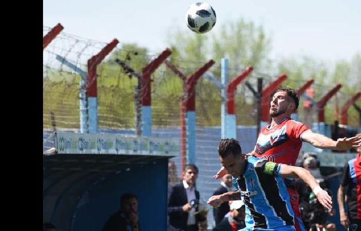 Matías Cortave corre con ventaja para ingresar al lateral derecho en el choque frente a Chacarita.
