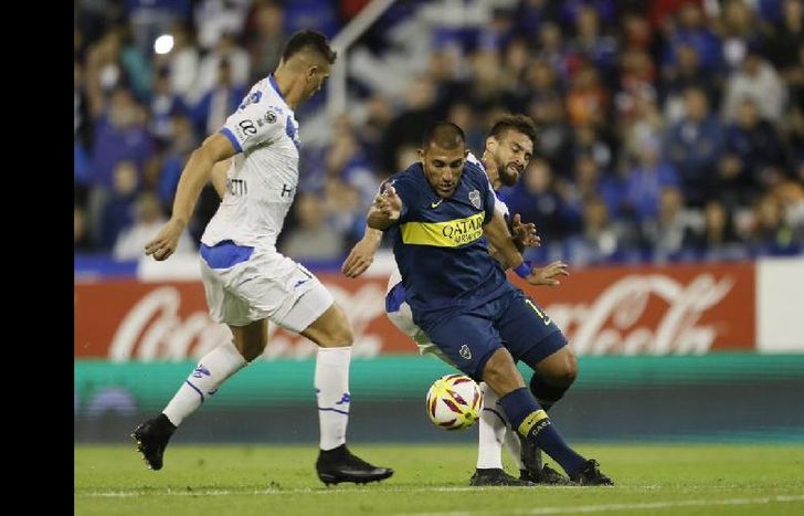 Wanchope Ábila busca de llevar peligro sobre el arco de Vélez.