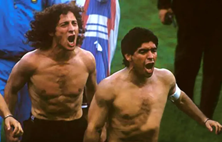 Pedro Troglio y Diego Maradona en el Mundial de Italia 1990.
