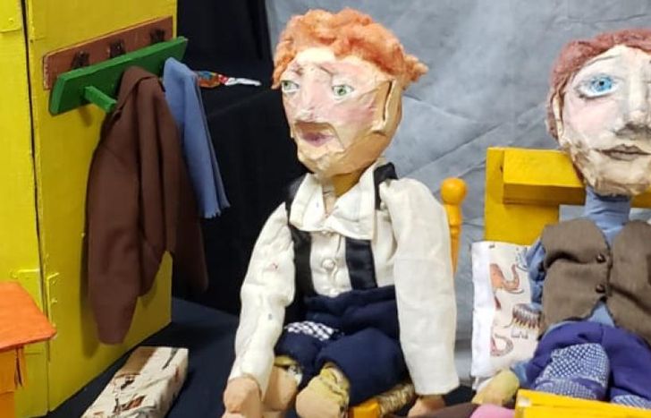 Van a construir títeres con material reciclado.