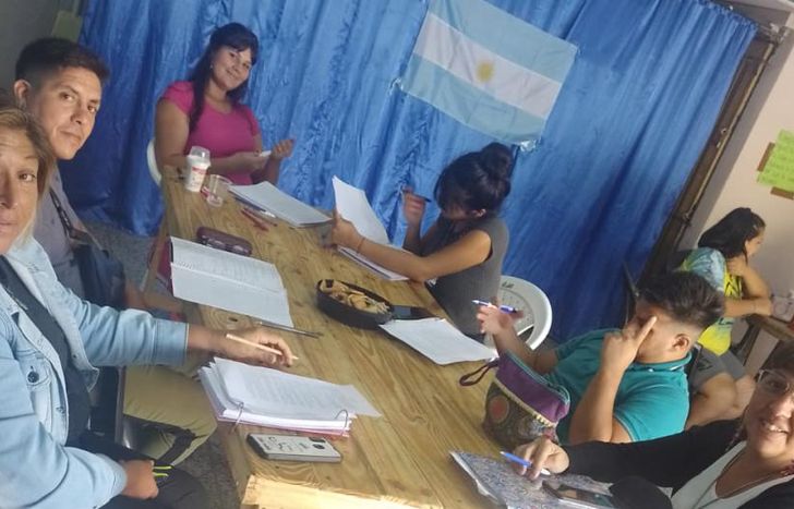 El Centro Cultural brinda la posibilidad que los adultos terminen la primaria o la secundaria.
