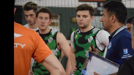 Marcelo Silva, entrenador de Lomas, en una charla con los jugadores del Combinado Sur.