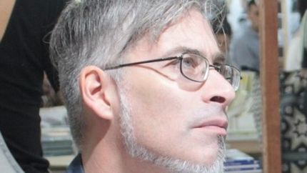 Presenta su nuevo libro.