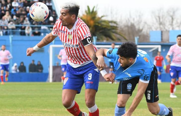 Morán clava a mirada en la pelota con la marca de Cavallera.