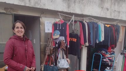 Las voluntarias se encargan de armar las ferias todos los martes, miércoles y jueves a las 15.30 en Temperley.