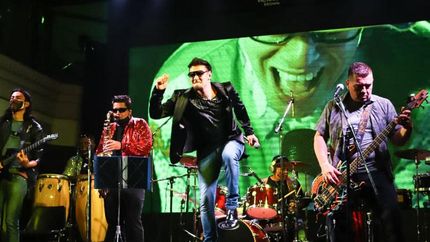 La banda, en vivo.