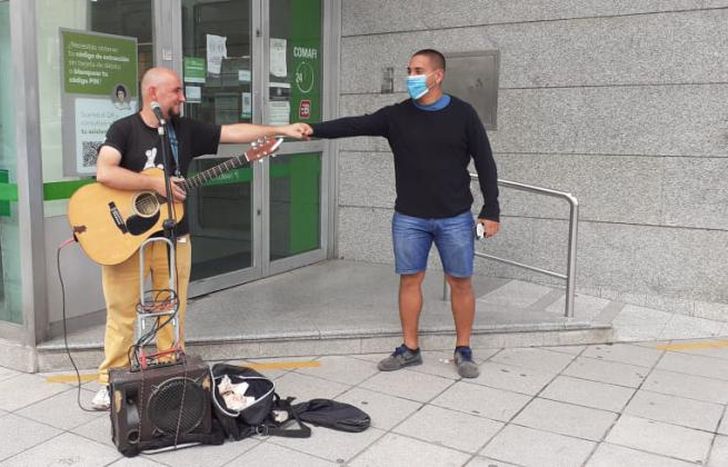 El músico, en un ida y vuelta constante con la gente.