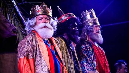 Los Reyes usan trajes y coronas especiales.