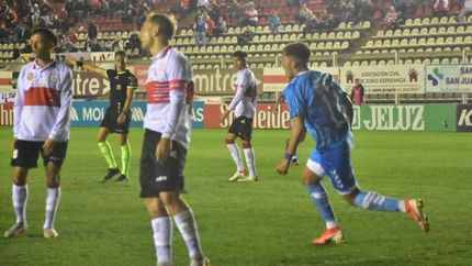 Franco Ayunta festeja su gol de cabeza.