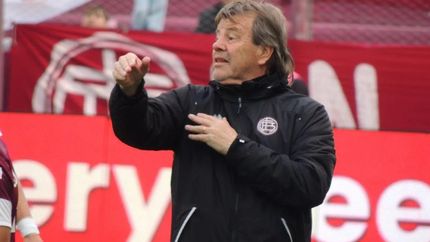 Ricardo Zielinski, molesto tras el empate ante Godoy Cruz.