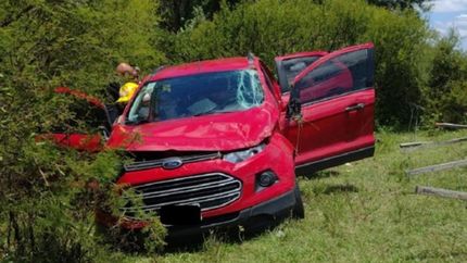 El auto, en la banquina tras el accidente. El auto, en la banquina tras el accidente.