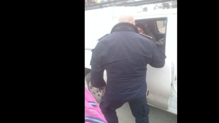 una vecina de budge se atrinchero en una camioneta de edesur